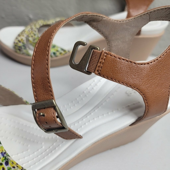 CROCS Leigh ll Ankle Strap Wedge Sandals Women's Size 9 - Picture 7 of 9